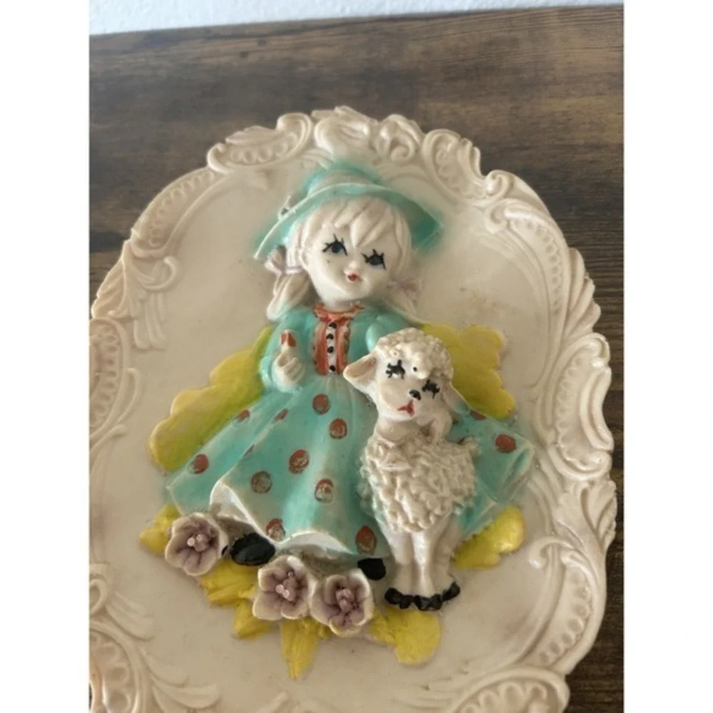Vintage Oval Molded 3-D Wall Hanging Art Plaque Hand Painted RARE‎ Backside